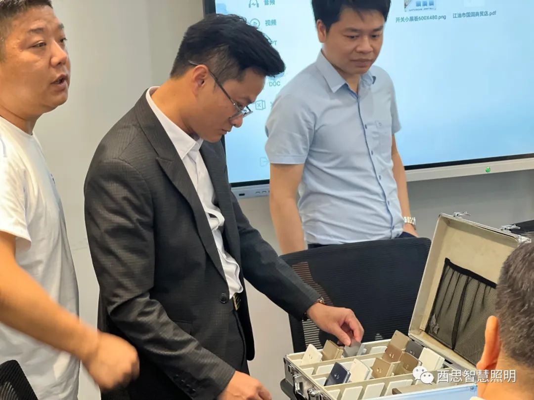 热烈祝贺越南LUXHOUSE贵宾杨总，，，，，乐成签约成为d88尊龙官方网照明越南区域总署理！-公司新闻-d88尊龙官方网照明官网