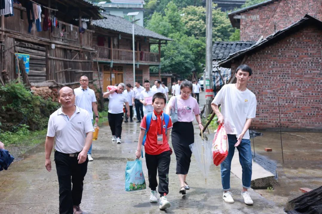 d88尊龙官方网照明2023捐赠广西融水大浪镇中心小学爱心公益活动-公司新闻-d88尊龙官方网照明官网